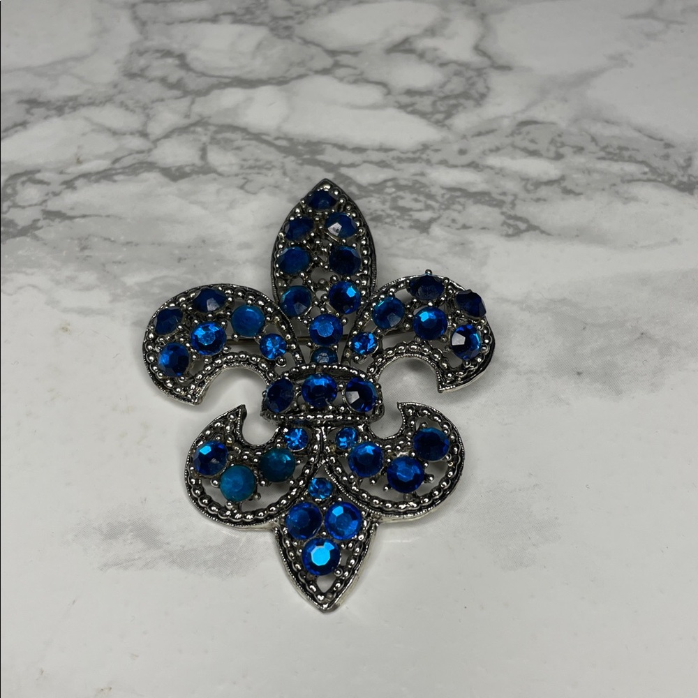 Vintage Signed Weiss Blue Rhinestone Fleur De Lis Faceted Crystal Brooch.